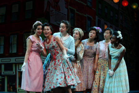 班班玲玉(左二)在「愛之甘醇」演出劇照。