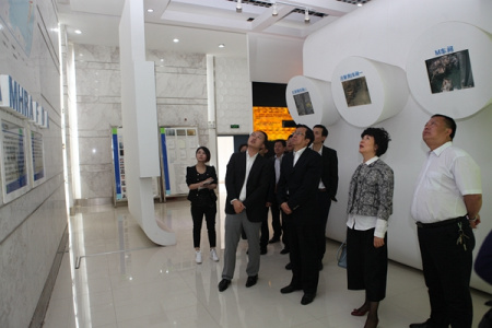 四川省外事僑務(wù)辦主任慕新海（右三）考察四川匯宇制藥有限公司。