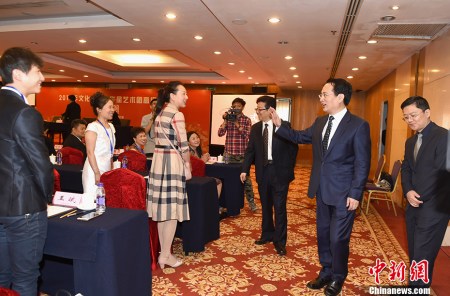 5月17日，由中國國務(wù)院僑務(wù)辦公室舉辦的2017年“文化中國·華星藝術(shù)團高級研修班”在北京舉行開班儀式，來自23個國家的77名海外文化社團負責人將進行為期10天的學(xué)習(xí)交流。國務(wù)院僑辦副主任譚天星出席開班式并講話。2015年至今，“華星藝術(shù)團高級研修班”已舉辦三期。本期面向42家華星藝術(shù)團舉辦，旨在加深華星藝術(shù)團對于文化工作的認識，提高其組織僑社大型文化活動的專業(yè)能力和水平。 <a target='_blank' >中新社</a>記者 張勤 攝