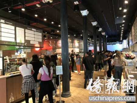 堅(jiān)尼路創(chuàng)意集市推出全新美食廣場(chǎng)，食客排長(zhǎng)龍。(美國(guó)《僑報(bào)》/陳辰 攝)