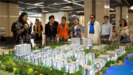 眾參會(huì)代表參觀項(xiàng)目。