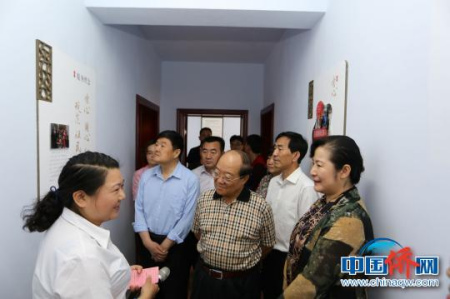 圖為調(diào)研組一行在社區(qū)了解僑胞之家建設(shè)和網(wǎng)格化涉僑法律服務(wù)情況。 李丹丹 攝