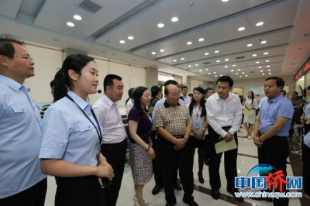 圖為調(diào)研組一行了解鄭州市關(guān)于僑法宣傳、僑益維護等情況。 李丹丹 攝