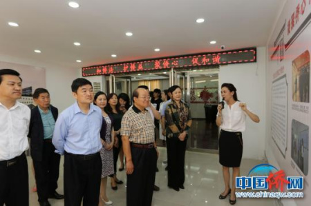 圖為調(diào)研組一行了解鄭州市關(guān)于僑法宣傳、僑益維護等情況。 李丹丹 攝