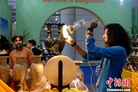 精致的巴基斯坦瓷器?！⊥鯑|明 攝