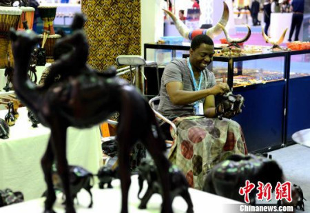 精致的非洲木偶?！⊥鯑|明 攝