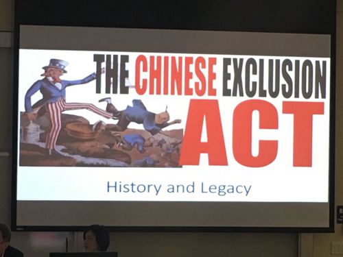 點擊進入下一頁 　　講座簡報里一張1880年間的排華插圖。(美國《世界日報》記者張毓思／攝影)