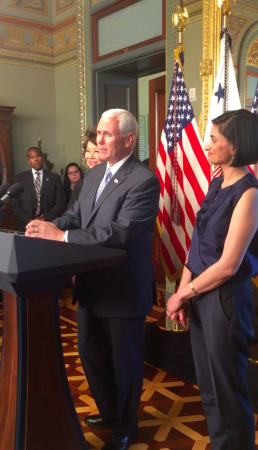 白宮舉行亞太裔傳統(tǒng)月慶祝招待會，副總統(tǒng)潘斯(中)、運(yùn)輸部長趙小蘭(潘斯左后)、維爾瑪(右)出席致詞。(美國《世界日報》/莫天成供圖)