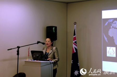 上海市商務(wù)委員會電子商務(wù)處副處長陳海蓉發(fā)言(攝影 鄭然)