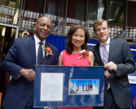 懷特(左)向第32頻道新聞主播林珍重(右)頒發(fā)“劉家鈺紀(jì)念獎(jiǎng)”。(美國《世界日?qǐng)?bào)》/董宇 攝)