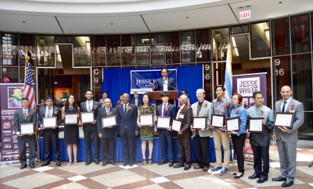 伊利諾伊州州務(wù)卿懷特(左)16日在州府大樓大廳舉行的亞太裔傳統(tǒng)月慶?；顒?dòng)中，黃婉嫻榮獲“小區(qū)服務(wù)獎(jiǎng)”。(美國《世界日?qǐng)?bào)》/董宇 攝)