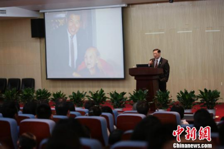 華裔名探李昌鈺與南大學(xué)子談成功：善用時(shí)間瞄準(zhǔn)目標(biāo)不放松。佘治駿 攝