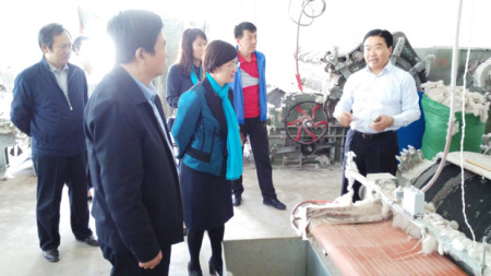 聽取公司負(fù)責(zé)人匯報工作情況。