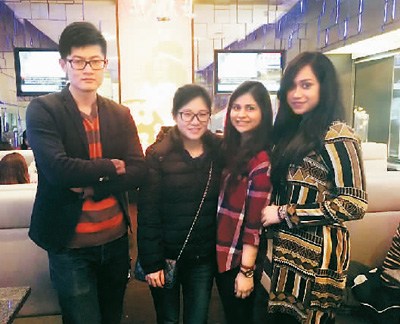 趙樂頔（左二）回國前為朋友慶生。