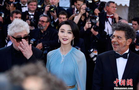 第七十屆戛納國(guó)際電影節(jié)5月17日拉開(kāi)序幕，國(guó)際影壇、娛樂(lè)界和時(shí)尚界各路明星紛紛踏上開(kāi)幕式紅地毯。不少華人明星也在電影節(jié)首日亮相。圖為電影節(jié)主競(jìng)賽單元評(píng)委、中國(guó)演員范冰冰（中）亮相開(kāi)幕式紅毯秀。 <a target='_blank' >中新社</a>記者 龍劍武 攝