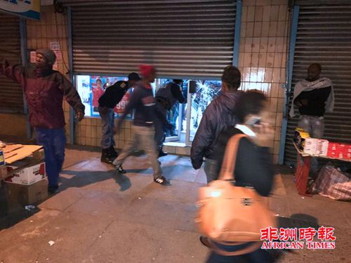 布隆方丹市爆發(fā)騷亂，多家中國店鋪受波及。(南非《非洲時(shí)報(bào)》)