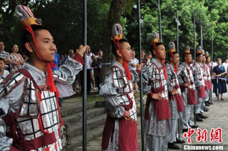 資料圖：2012年8月23日，廣西興安縣舉行靈渠“天下第一陡”開閘啟航儀式，感恩開鑿靈渠先人，重現(xiàn)秦軍開閘啟航盛況。<a target='_blank' >中新社</a>發(fā) 唐夢憲 攝