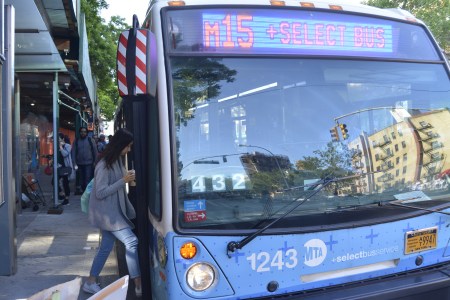 華埠將迎來更多配有Wi-Fi、USB充電接口等現(xiàn)代化設備的新公交車。(美國《世界日報》/俞姝含 攝)