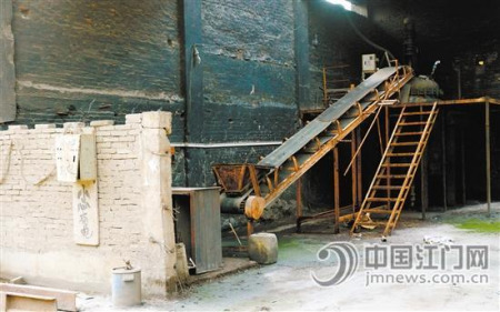 江門水泥廠廠區(qū)寂寥無人，但處處是人們生產(chǎn)活動留下的印跡。