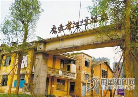 “廣東省江門船廠”的招牌靜靜佇立，只有斑斑鐵銹告訴我們，那一段歲月已經(jīng)逝去。