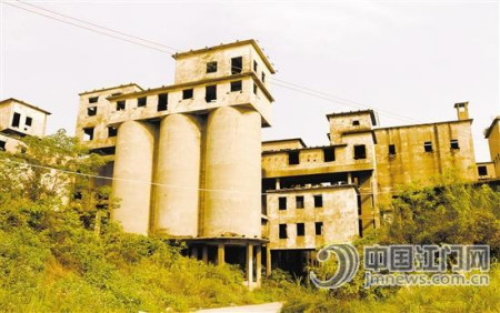 雖然被歷史的車輪碾過，但從前的繁華仍依稀可見。