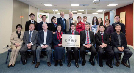 許爾文總領(lǐng)事與馮立院長共同為“孔子課堂”揭牌。(新西蘭中華新聞社 資料圖)