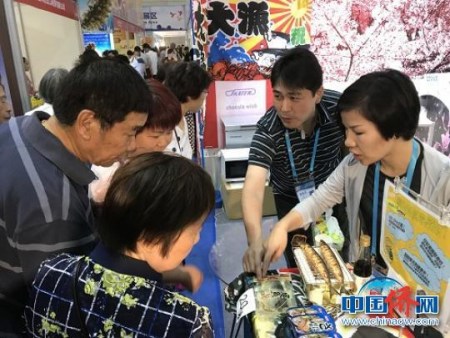 日本館食品展位吸引不少觀展者購買。鄭松波 攝