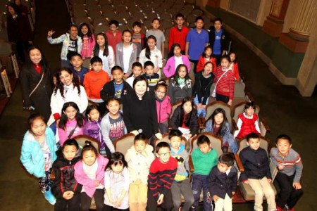 新澤西交響樂團總監(jiān)張弦為學(xué)生講解樂團分工。(美國《世界日報》/沈曉星供圖)