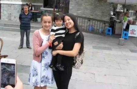 今年是第三屆比賽，冠軍是下圖左邊的這位小姑娘，她的奪冠時間是6天。（圖片來源：海外網(wǎng)）0