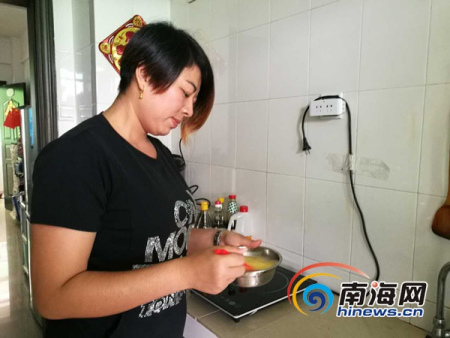 黎迎在給兒子準(zhǔn)備午飯。南海網(wǎng)記者 高鵬 攝