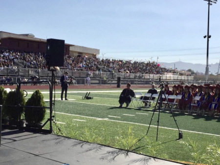 威爾遜高中22日為學(xué)生舉行畢業(yè)典禮。(美國(guó)《世界日?qǐng)?bào)》/張金生提供)