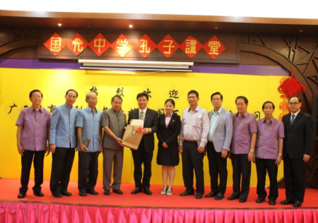 互贈紀(jì)念品。