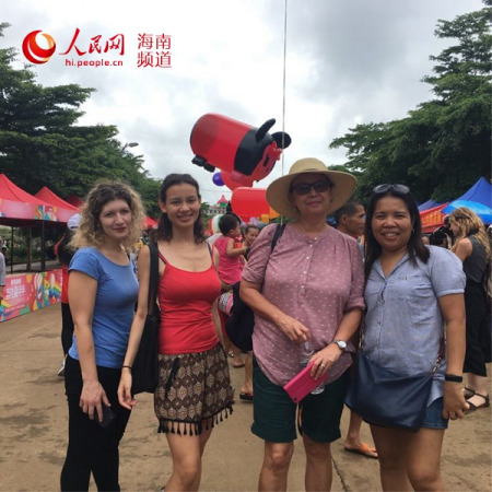 圖為外國友人合影留念。