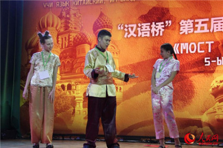 獲得最佳才藝獎的阿爾斯蘭(中)在表演中。(人民網(wǎng)記者 張曉東 攝)