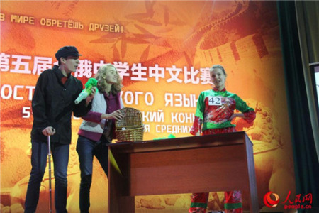 獲得個人第一名的金安娜(右)在才藝表演中。(人民網(wǎng)記者 張曉東 攝)