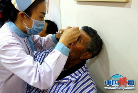 圖為護(hù)士為即將手術(shù)的白內(nèi)障患者進(jìn)行術(shù)前檢查。孫睿 攝