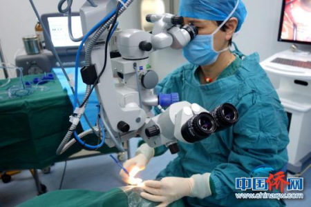 圖為為白內(nèi)障患者進(jìn)行手術(shù)。孫睿 攝