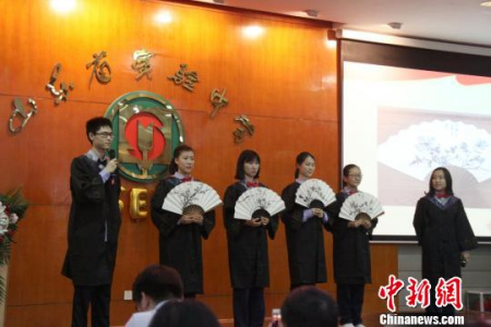 山東省實(shí)驗(yàn)中學(xué)中美高中課程班畢業(yè)生為母校獻(xiàn)上自己制作的禮物?！≮w曉 攝