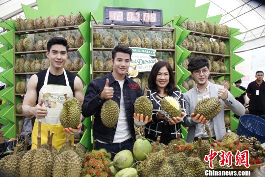 泰國明星助陣推介榴蓮。　趙婧楠 攝