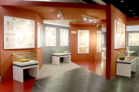 館內(nèi)收藏著大量的僑批檔案、土地契約文書等。