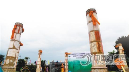 銀信廣場矗立著20根銀信柱，每根銀信柱有八面，包含不同主題，如勞工、留學(xué)、抗日、愛國等內(nèi)容，分類展示海口埠的銀信文化。