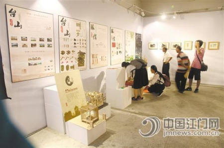 游人在?？诓恒y信博物館參觀。