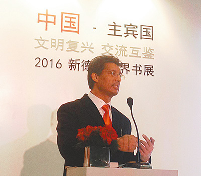 印度漢學(xué)家狄伯杰在印度新德里世界書展上。 　　中譯出版社供圖