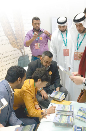 2017年阿布扎比國際書展上，中國作家葉梅《歌棒》阿語版新書簽售會(huì)。 　　中譯出版社供圖