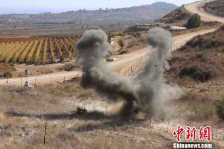 將發(fā)現(xiàn)的2枚地雷就地銷(xiāo)毀。　華迅 攝