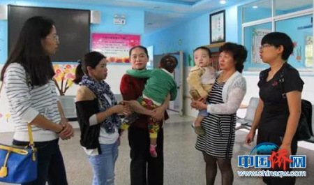 圖為紅河州僑聯(lián)看望福利院孤殘兒童。紅河州僑聯(lián) 攝