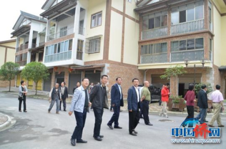 嘉賓們參觀“中壩玖龍僑愛新村—僑心居”。鐘欣　攝