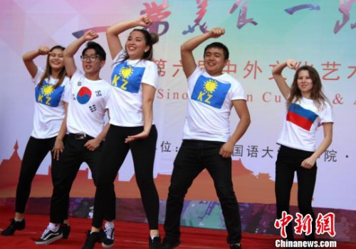 圖為來自多國留學生的表演?！堃怀?攝