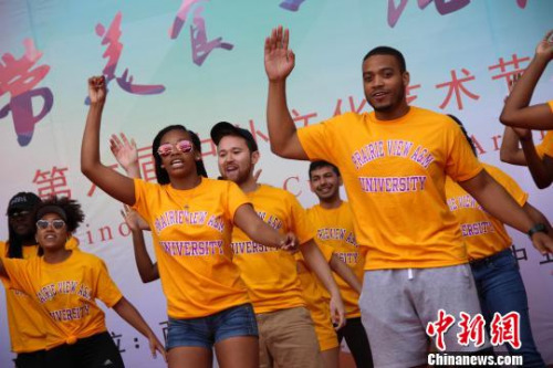 圖為美國留學生表演節(jié)目。　張一辰 攝