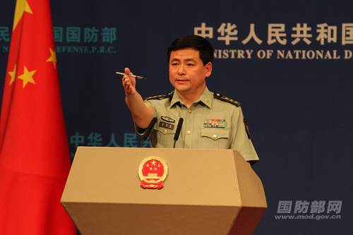 國(guó)防部新聞局副局長(zhǎng)、國(guó)防部新聞發(fā)言人任國(guó)強(qiáng)上校答記者問(wèn)。馮開(kāi)華 攝